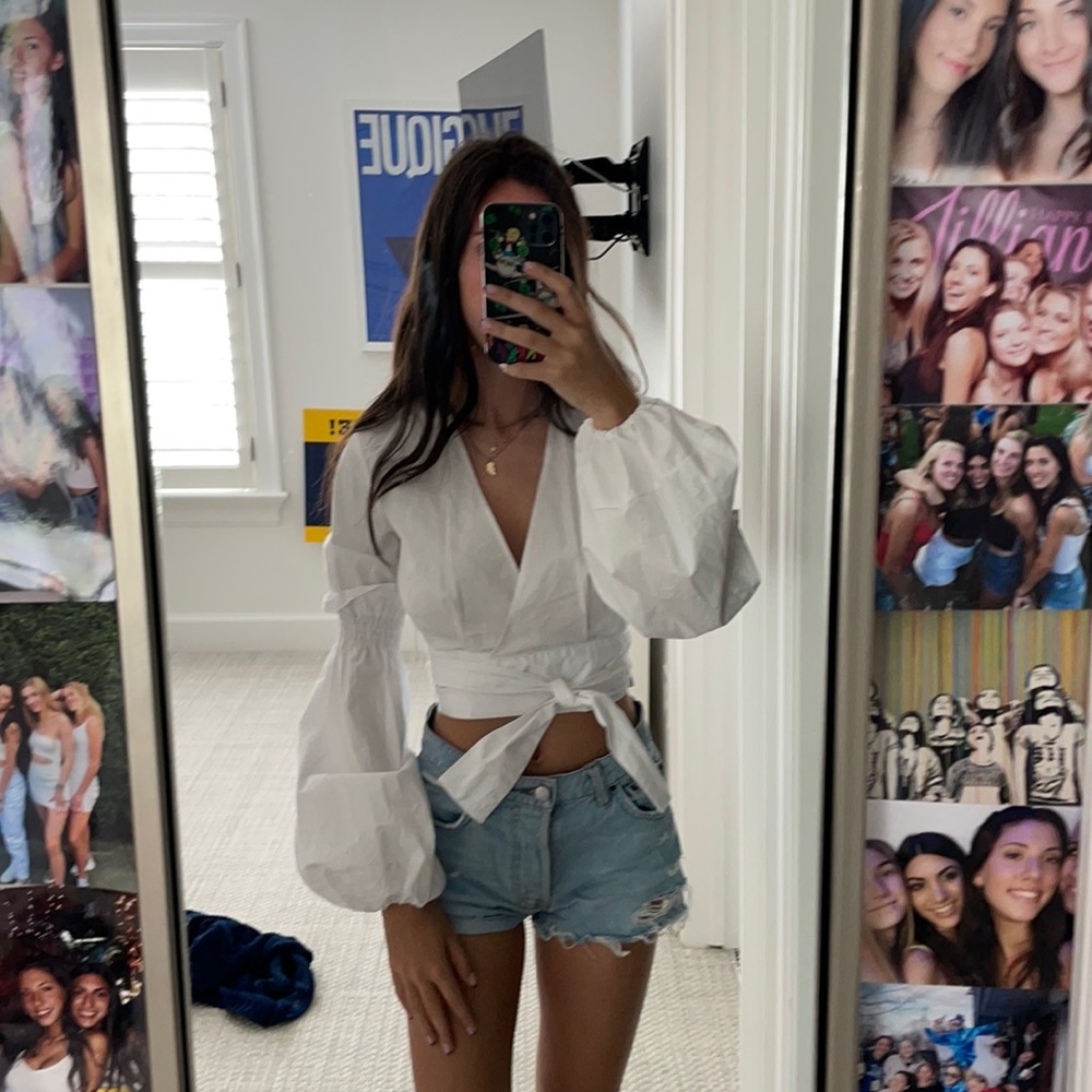 Fun white top with puffy sleeves
